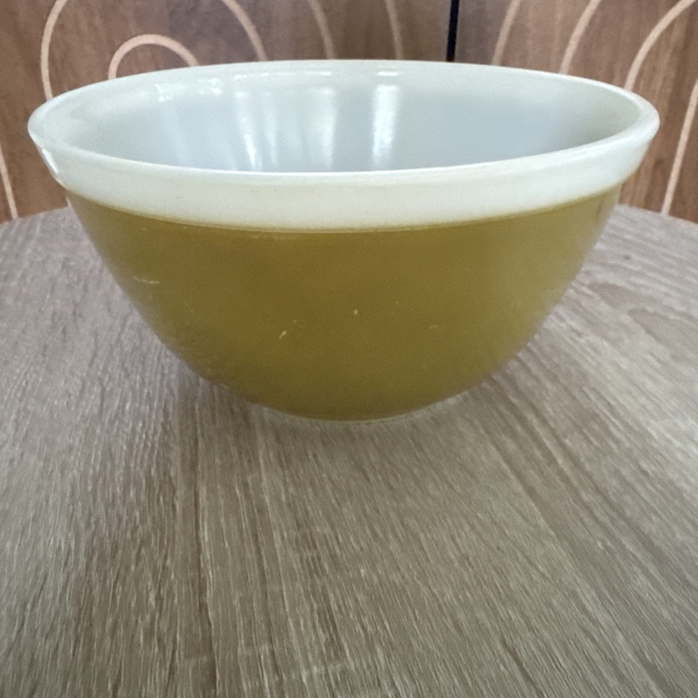 Vintage PYREX  mixing bowl - 402 - 1 1/2 Qt - olive green with white rim